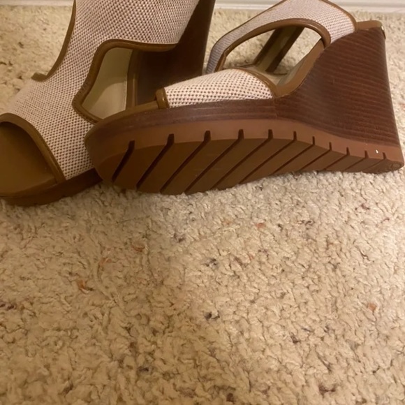 MICHAEL MICHAEL KORS PLATFORMS SIZE 7🎉 - Picture 3 of 12